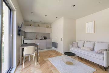 Gîte pour 2 personnes, avec terrasse et jardin à Écully