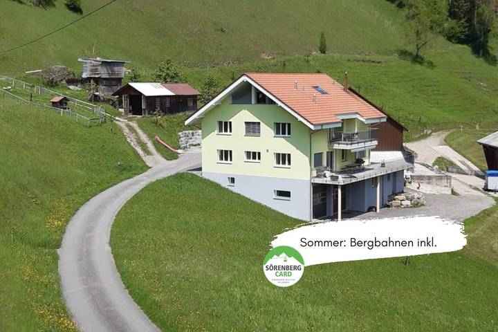 Apartamento de vacaciones para 4 personas, con jardín además de balcón y jacuzzi en Suiza
