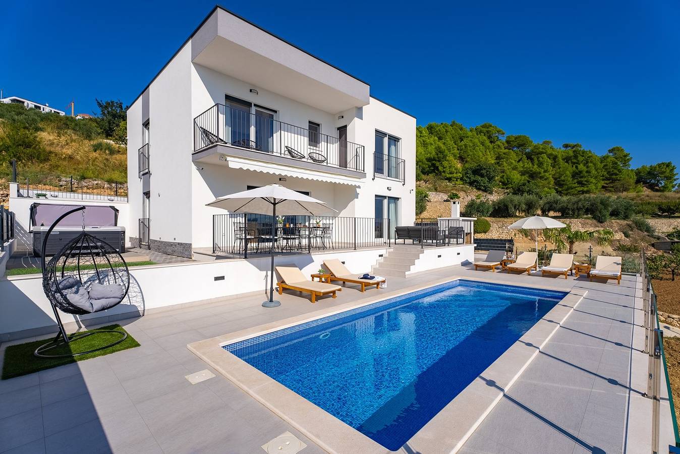 Neu! Villa Aba mit Meerblick,38 m2 großem beheiztem Infinity-Pool, 4 Schlafzimmern, Medienraum, 150 m vom Meer entfernt in Podstrana, Split-Dalmatien