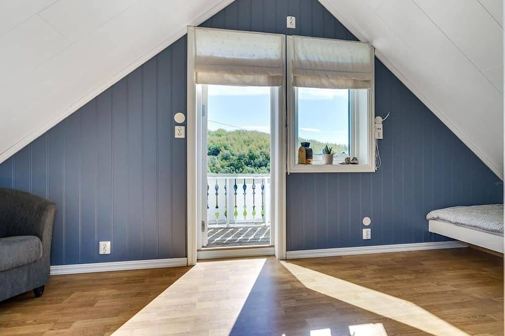 Countryside Holiday Home in Norwegian Fjord with Mountain Views & Serene Gardens in Bodø