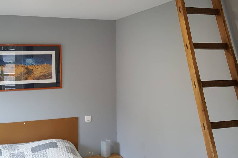 Dependence in manor dating from 1820 in Saint-Martin-des-Champs (Avranches), Mont-Saint-Michel Bay