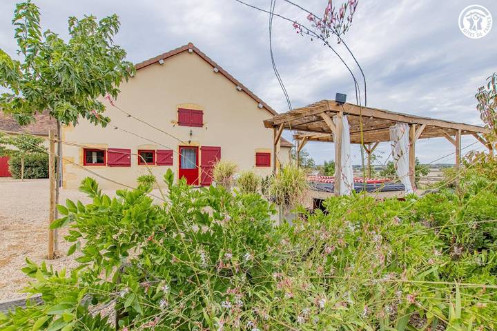 Gîte pour 7 personnes, avec Terrasse et Jardin dans Montceaux-l'Étoile