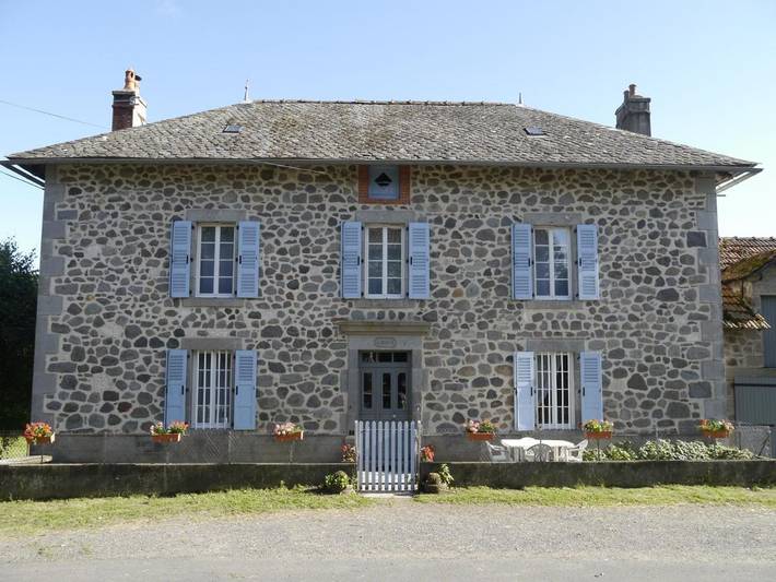 Location de vacances pour 9 personnes, avec Balcon ainsi que Jardin et Vue à Vézac (Cantal)