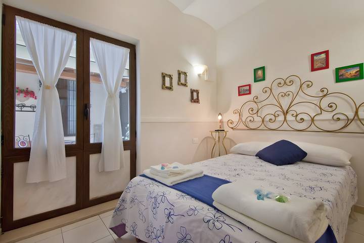 Ganze Wohnung, Apartment 'Colosseum From Flavio Rome Historic' mit privatem Garten, Wlan & Klimaanlage in Rom Zentrum, Rom