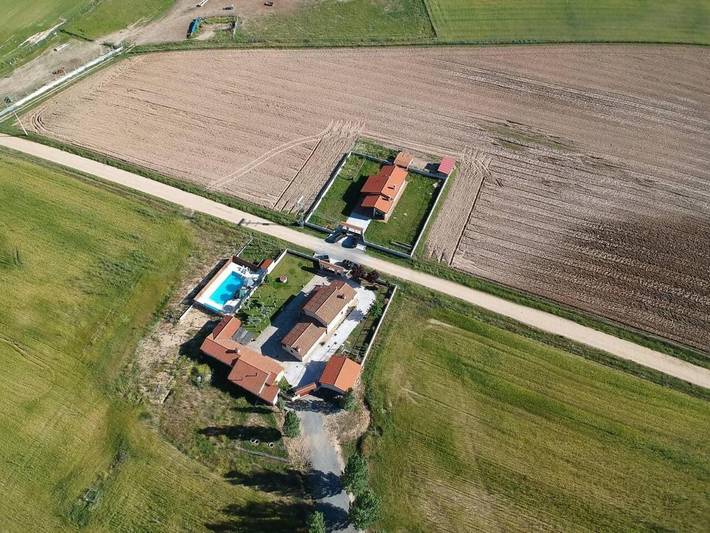 Casa de vacaciones para 20 personas, con piscina además de jardín y vistas, Se admiten mascotas en Comarca de Ávila - 3