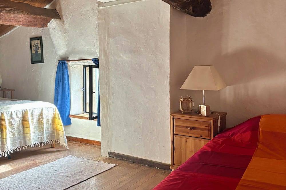 Large character house with private pool, View of the hills in Rustrel, Regionaler Naturpark Luberon