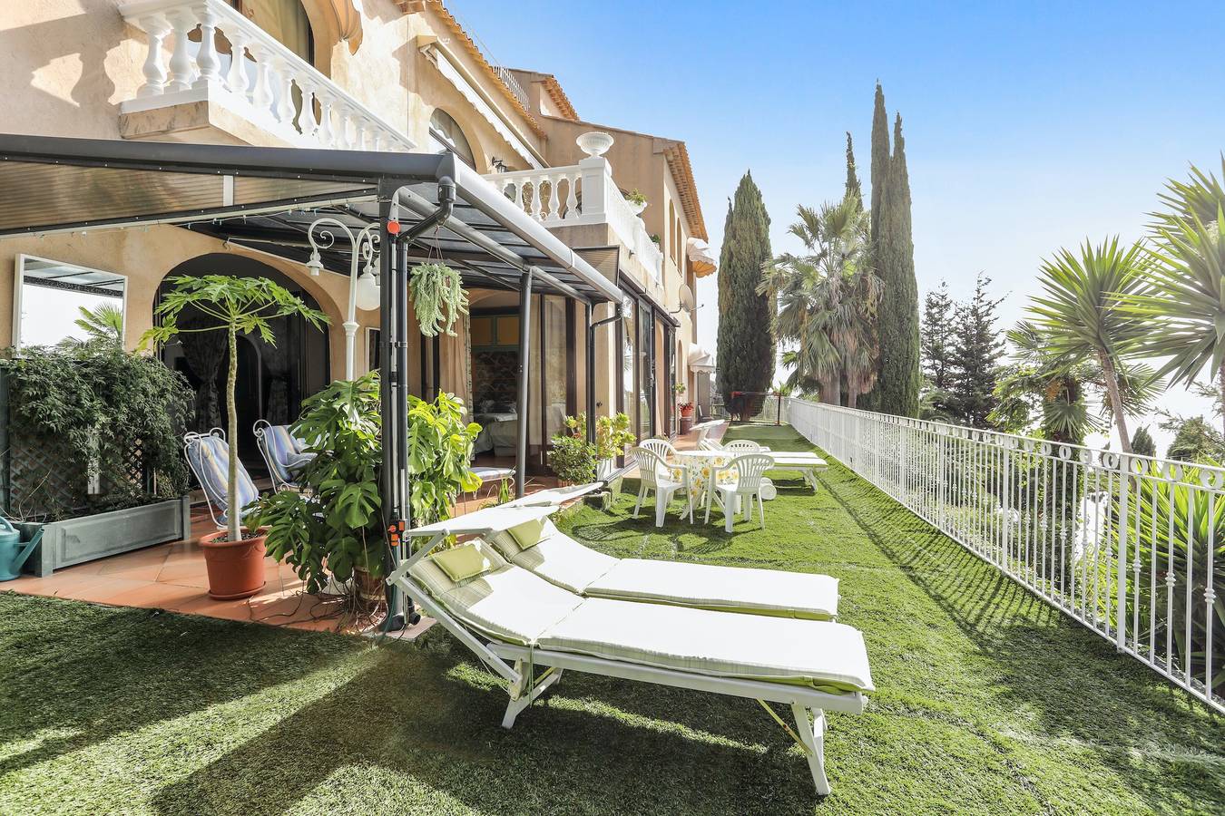 Studio entier, Studio en bord de mer à Menton avec piscine privée 80 m² in Menton, Région de Nice