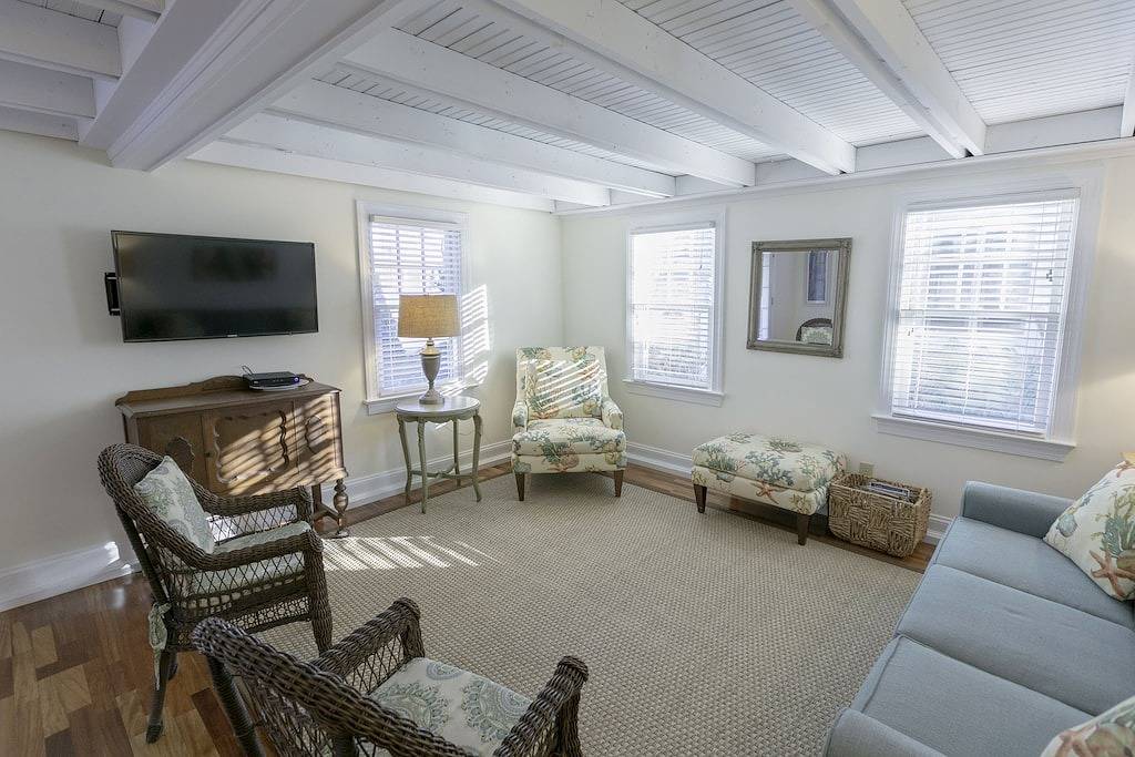 Spacious One Bedroom Carriage House at the Beach! in Rehoboth Beach, Sussex County (Delaware)