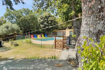 Location de vacances pour 8 personnes, avec piscine ainsi que terrasse et jardin, animaux acceptés à Malemort-du-Comtat