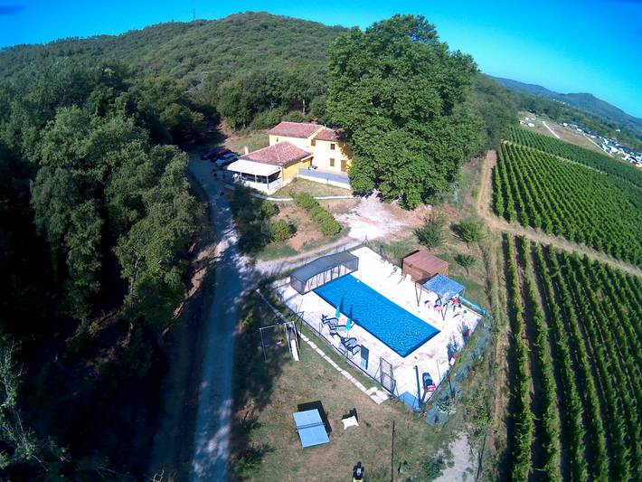 Gîte pour 22 personnes, avec terrasse ainsi que piscine et jardin