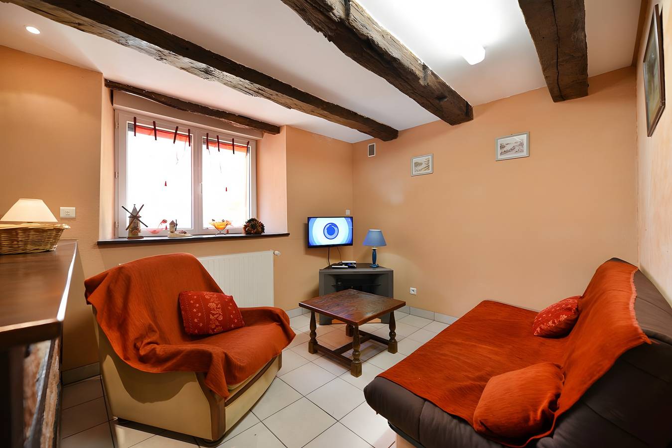 Casa de vacaciones 'La Charrue' con vistas a las montañas, piscina compartida y Wi-Fi in Villecomtal, Aveyron (desambiguación)
