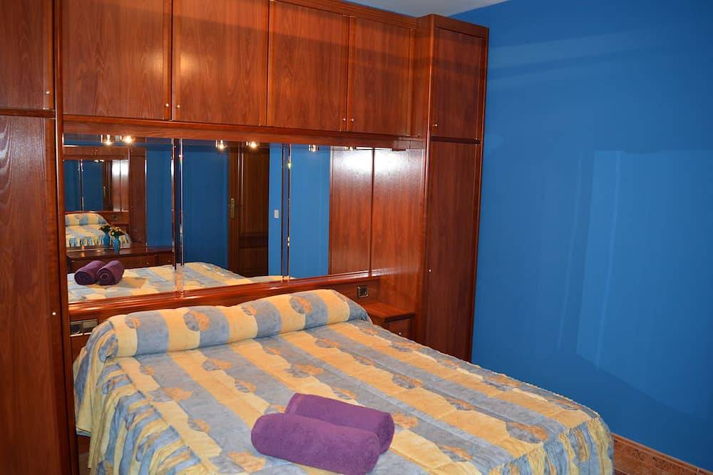 Gran casa, con piscina, barbacoa, jardín, wifi a 1500 metros de  playa de arena in Cubellas, Garraf