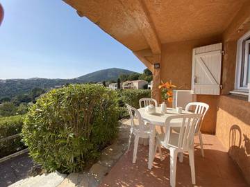 Gîte pour 4 personnes, avec terrasse et piscine, animaux acceptés à Roquebrune-sur-Argens