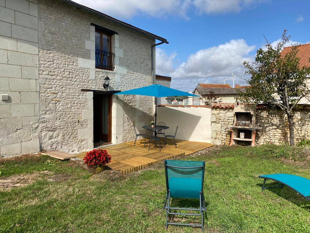 Villa des fleurs in Nueil-sous-Faye, Vienne (France)