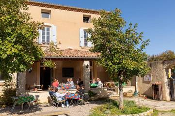 Chambre d’hôte pour 3 personnes, avec terrasse dans Garde-Colombe