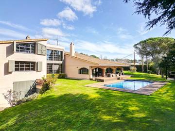 Chalet para 15 personas, con terraza y sauna además de jardín y jacuzzi, Familias con niños en Provincia de Gerona