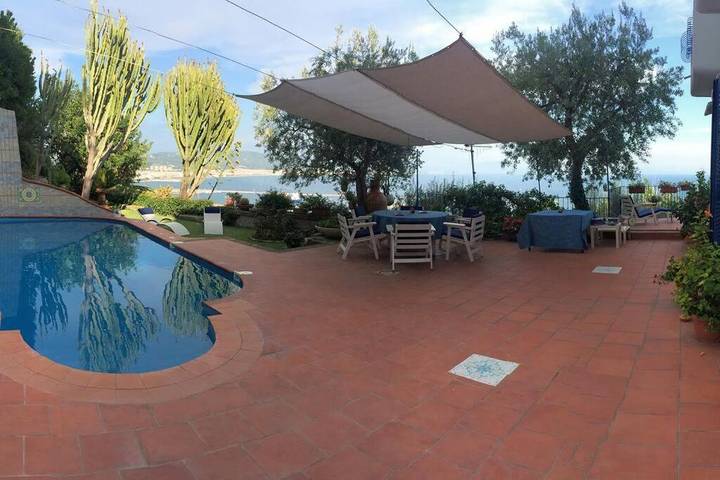 Villa per 8 persone, con terrazza e piscina nonché giardino e panorama a Vietri sul Mare