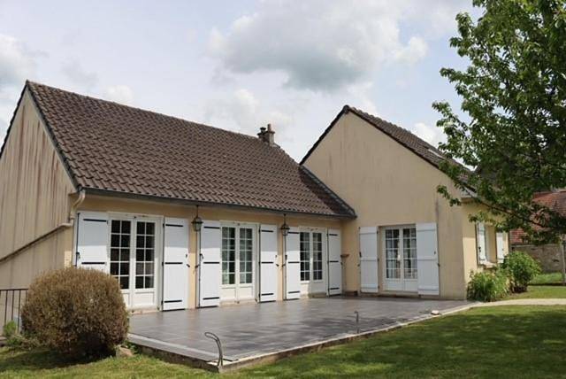 Gîte pour 6 personnes, avec terrasse dans Varinfroy