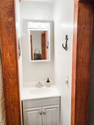 Log Cabin for 2 Guests in Lake Guntersville, Alabama, Picture 1