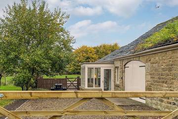 Log Cabin for 2 People in Leeds, West Yorkshire, Photo 4