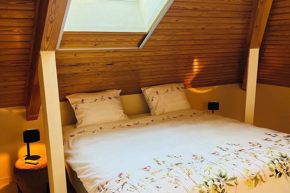 Luxury villa with jacuzzi. Perfectly located in wooded area, close to downtown! in Lommel, Limburg (Belgien)