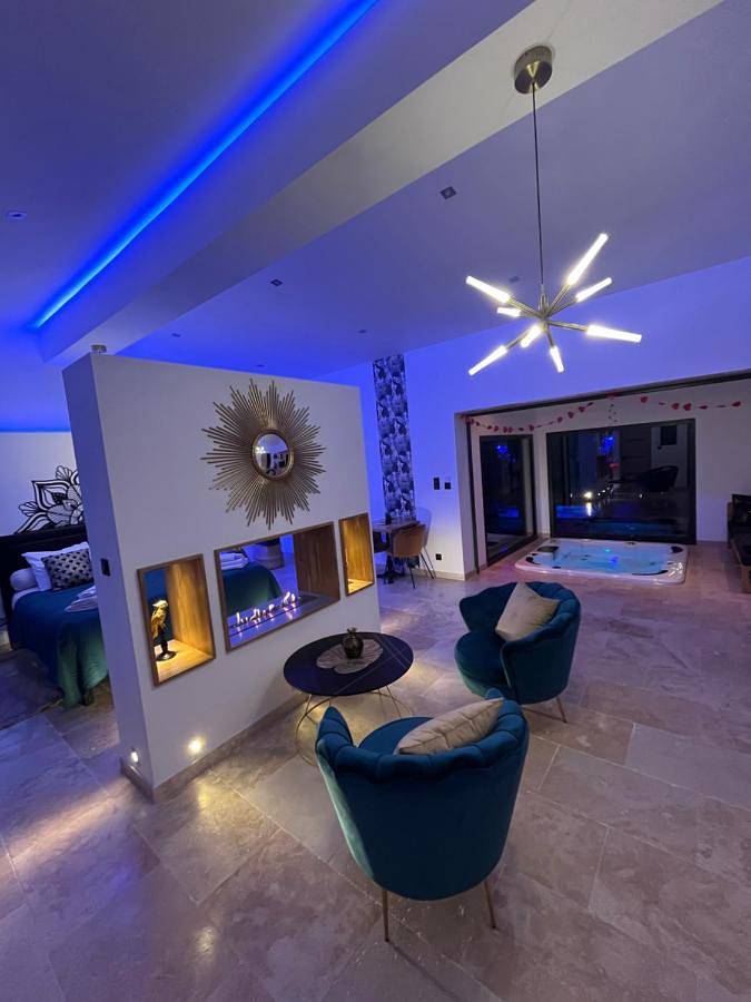 Maison d’hôte pour 2 personnes, avec Jacuzzi et Terrasse ainsi que Jardin et Piscine