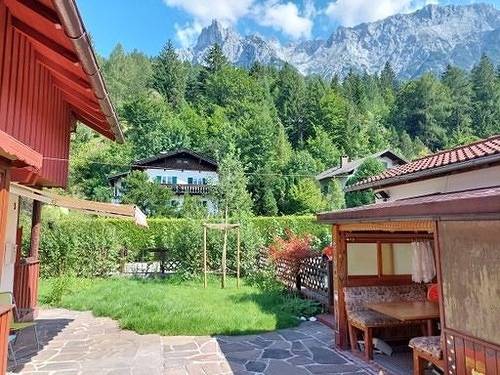 Ferienhaus für 6 Personen, mit Balkon und Terrasse sowie Garten und Ausblick im Mittenwald