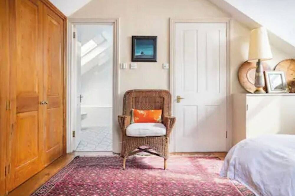 Cosy Family-Friendly 3Br 2Ba London House +King Bed, 1-3min Walk to Tube+Bus in Lambeth, London