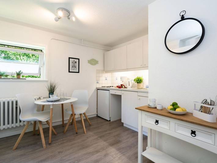 Ganze Ferienwohnung, Lerchenweg Apartment - Gemütliches App. für 2 Personen mit Terrasse, Pkw-Stellplatz, Wlan. in Westerland, Sylt (Gemeinde)