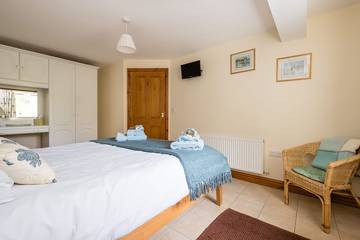 Log Cabin for 2 People in Shrewsbury, Shropshire, Photo 2