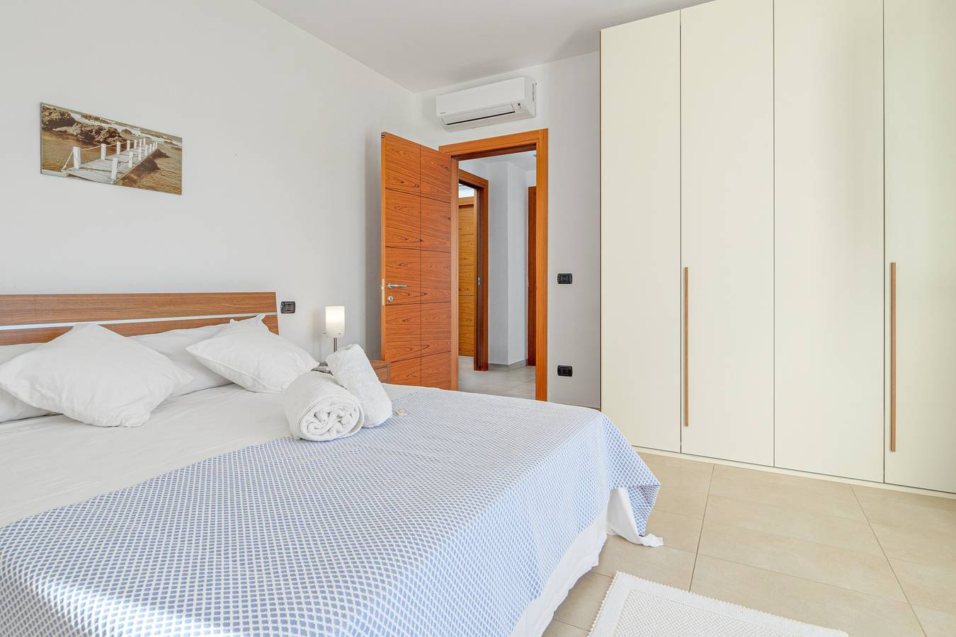 Moderne Ferienwohnung 7 in der Villa Marconi mit Meer- und Bergblick und privater Sonnenterrasse in Golfo Aranci, Costa Smeralda