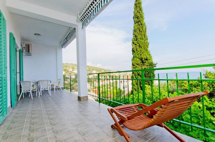 Gîte pour 6 personnes, avec terrasse à Okrug Gornji