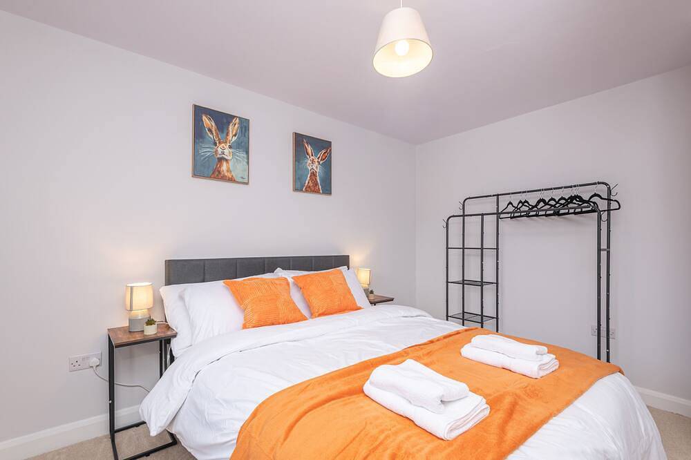 Large Comfy 4Br House | Sleeps 9 | Driveway Park | Games in Huddersfield, West Yorkshire