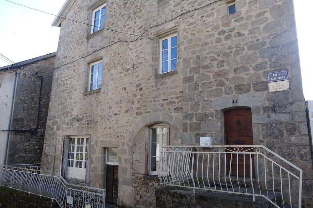 Casa de pueblo St Jacques, en la ruta de peregrinación, corazón de Eymoutiers medieval in Eymoutiers, Región de Limoges