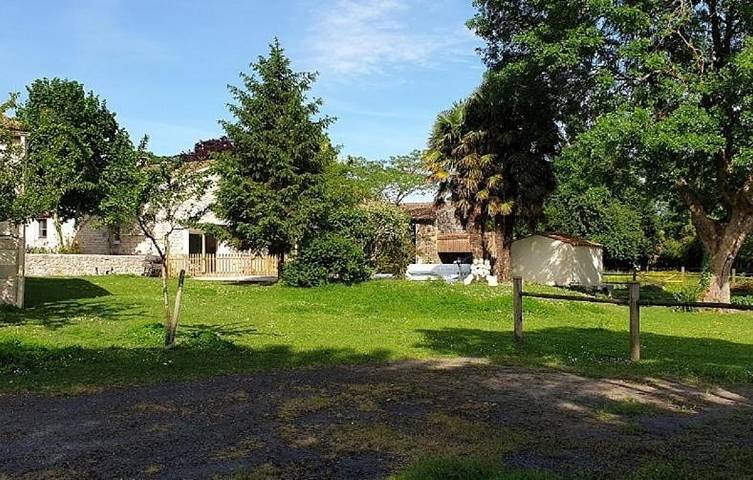 Gîte pour 6 personnes, avec vue ainsi que piscine et jardin dans Bords