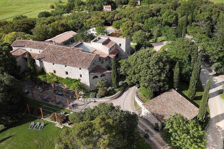 Gîte pour 26 personnes, avec jardin à Saint-Hilaire-de-Brethmas