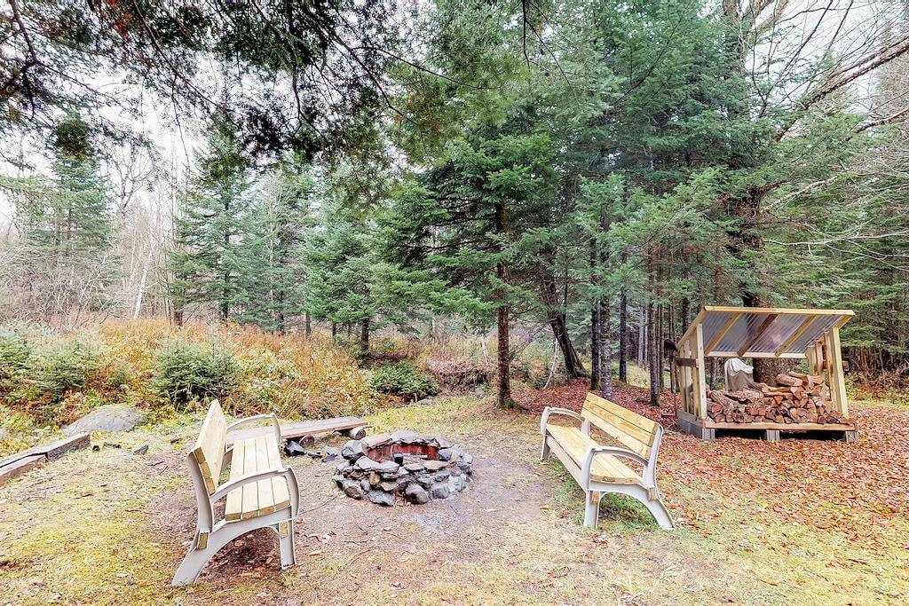 Friedliche, hundefreundliche Kabine mit großem Garten, Deck und Feuerstelle - in der Nähe des Sees in Piscataquis County