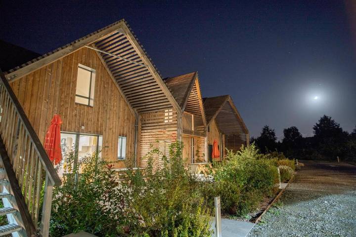 Chambre d’hôte pour 3 personnes, avec jardin et piscine ainsi que vue et bassin pour enfant à Changé