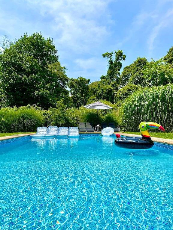 Private Airy Bridgehampton-Sag Harbor Haus mit Pool-in der Nähe von allen. in Bridgehampton, Hamptons