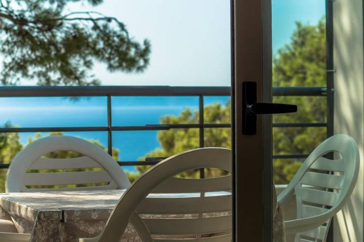 Ferienwohnung für 3 Personen, mit Ausblick und Balkon in Krvavica