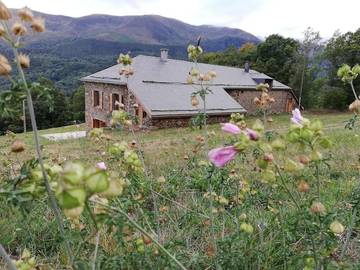Gîte pour 8 personnes, avec jardin ainsi que terrasse et vue à Saurat