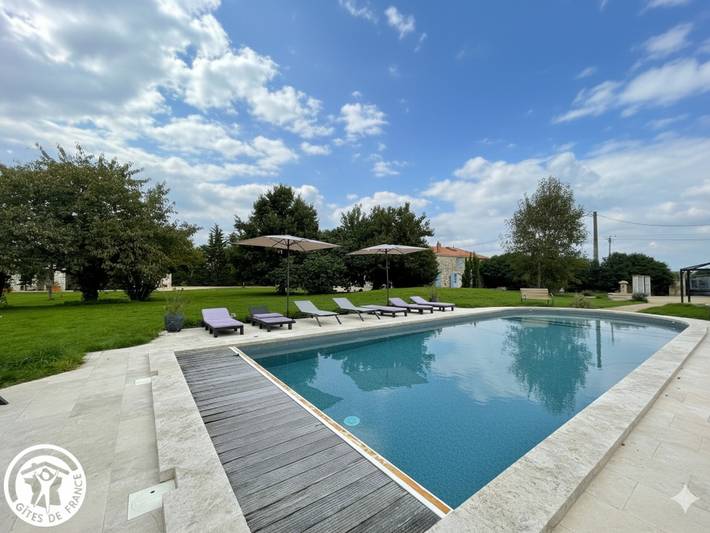 Gîte pour 4 personnes, avec jacuzzi ainsi que piscine et terrasse