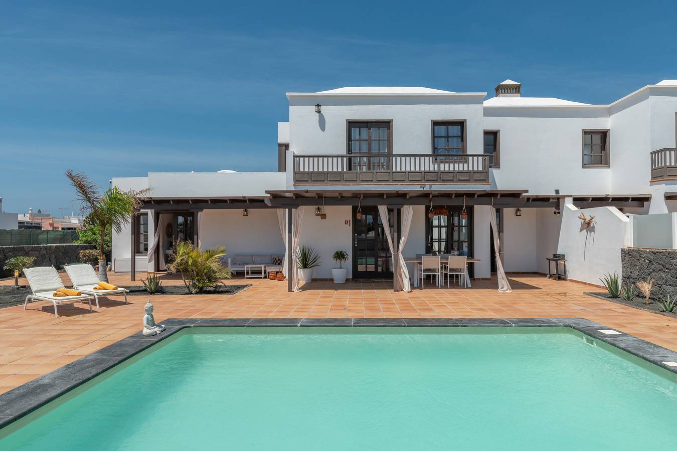 Villa privada 5* con piscina, jardín de palmeras e internet rápido in Playa Blanca, Yaiza