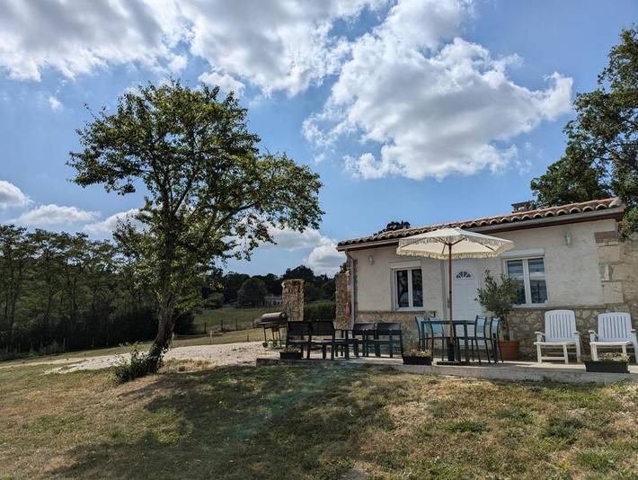 Location de vacances pour 4 personnes, avec Terrasse ainsi que Jardin et Vue à Magnac-Lavalette-Villars