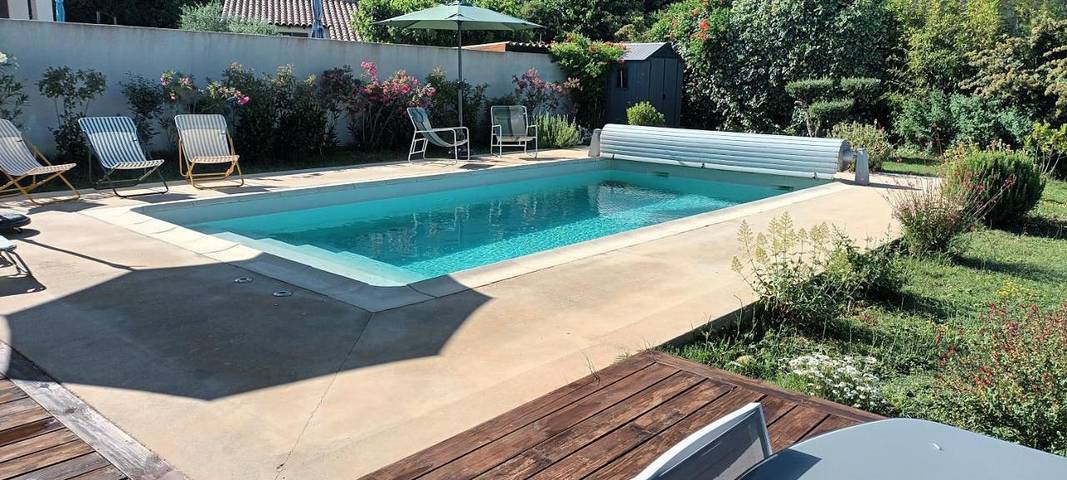 Gîte pour 2 personnes, avec Terrasse et Jardin ainsi que Piscine et Vue à Poulx
