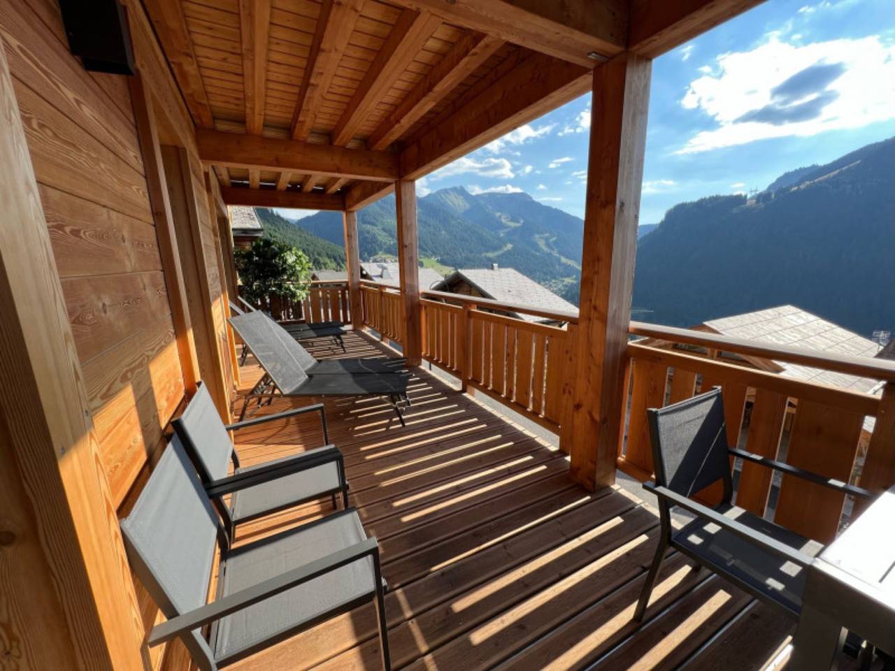 Apartamento entero, Apartamento 'Petite Grange 202' con vistas a la montaña, terraza privada y Wi-Fi in Châtel, Les Portes du Soleil