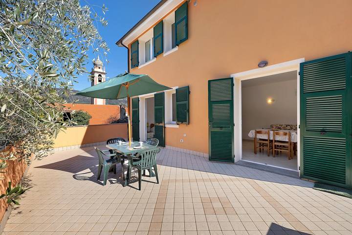 Geheel appartement, Appartement 'Ferla La Taggiasca' met uitzicht op de bergen & terras in San Gregorio (Stellanello), Stellanello
