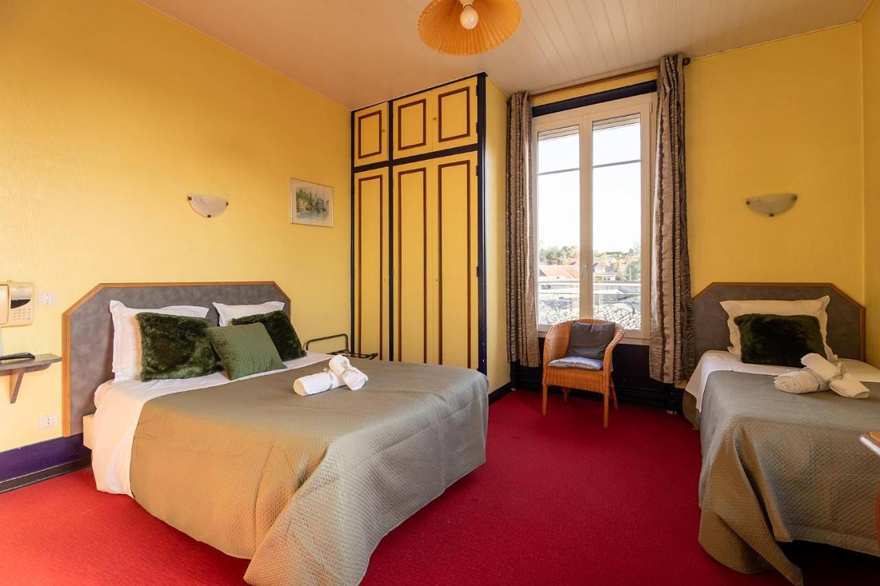 Double Room with Private Bathroom in Montdidier, Région de Montdidier