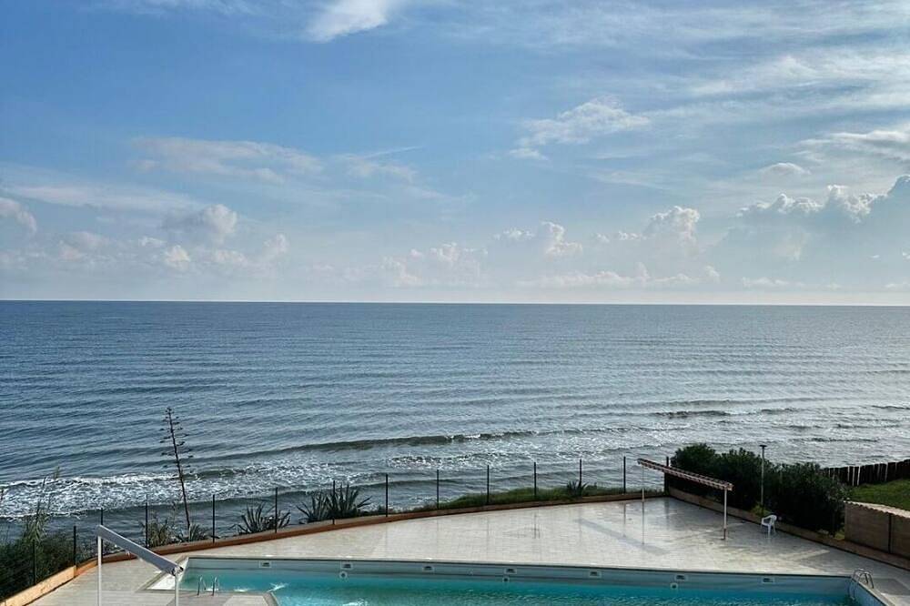 Appartamento intero, Waterfront apartment with pool and private beach access. in San Nicolao Francia, Corte e dintorni