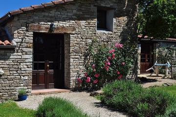 Gîte pour 22 personnes, avec terrasse et jardin à Brettes